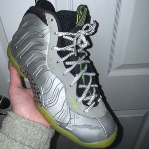 Nike Foam sz 6